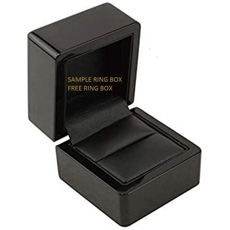 Anello di fidanzamento con diamante creato in laboratorio con cuscino... - Immagine 2 di 3