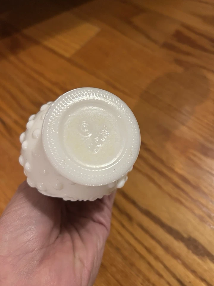 Jarrón floral vintage Avon de vidrio blanco con leche Hobnail Bud Foto 3 de 4