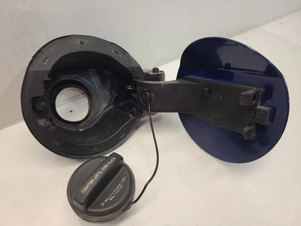 Дверца топливного бака 2012 Chevrolet Cruze *синяя / 933 л* - Изображение 2 из 4