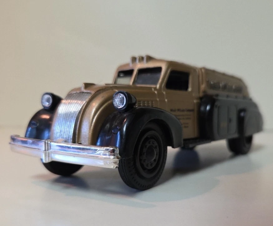 Ertl 1/38 1939 Dodge Airflow Tanker Truck Bank Weil-McLain oro fundido a presión coleccionar Foto 2 de 4