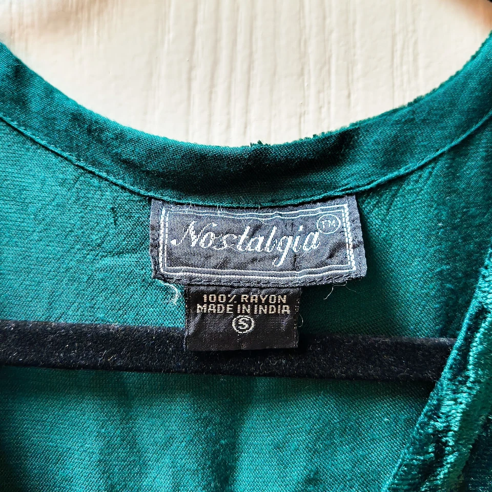 Almohadillas para el hombro pequeñas de terciopelo aplastado verde oscuro 100 % botones de rayón con volantes Foto 4 de 4