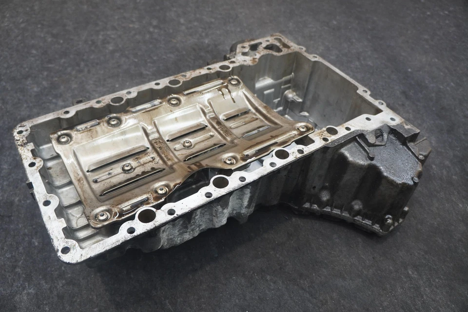 Cacerola de aceite del motor superior inferior tracción trasera 4,4 L 11137621070 BMW 650i F12 2012-19 550i 750i Foto 2 de 4