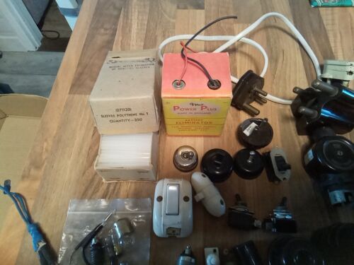 LARGE JOBLOT OF VINTAGE ELECTRICAL ITEMS BAKELITE ETC - Picture 2 of 7