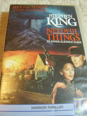 RETRO:::VHS KULT: Stephen King`s NEEDFUL THINGS vhs 1a KULT***