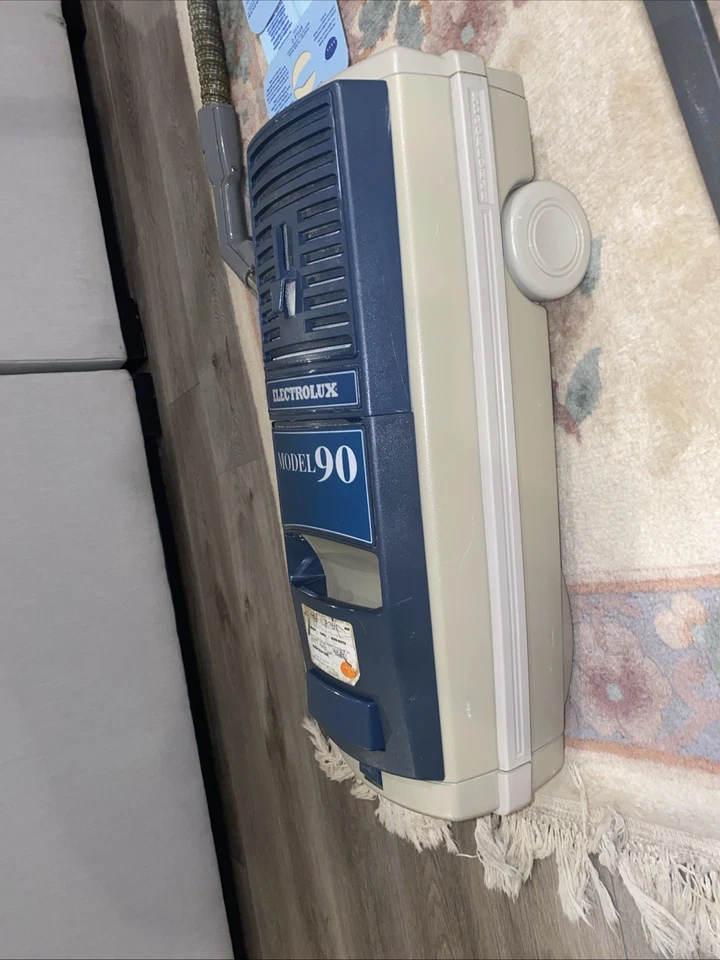 ELECTROLUX MODEL 90 VACUUM W/ BAGS Refurbished TESTED RUNS GREAT W/attch & 6 Bag - Image 3 of 4