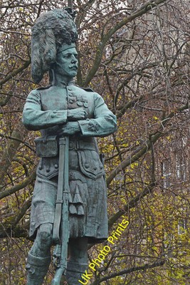 Foto 12x8 Edinburgh: Black Watch Memorial steht stolz an der Ecke o c2016