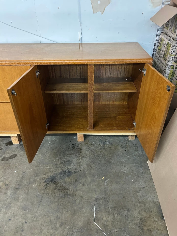 Gabinete de oficina/credenza ejecutivo vintage de mediados de siglo — madera maciza años 80 Foto 3 de 4