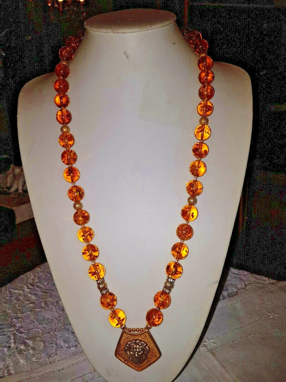 COLLANA VERSACE VINTAGE IN AMBRA NATURALE. MEDAGLIA CON LEONE RILIEVO ANNI 70