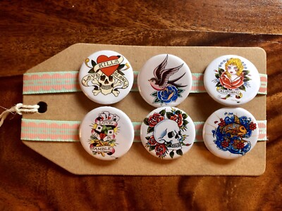 Tattoos Body Art Ed Hardy Sailor weiß - Button Pin Anstecker Set - Tattoo Shop