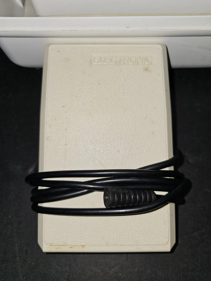 Singer Quantum 9240 Computerize Sewing Machine W/Portable Plastic Carrying Case - Image 4 of 4