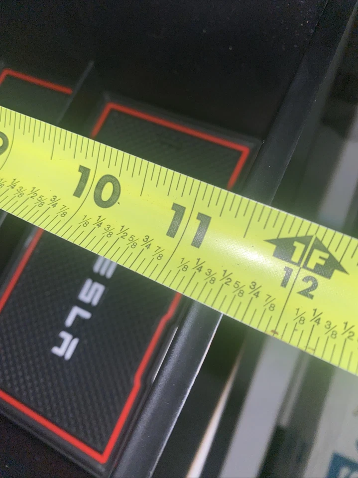 Bandeja de coche TESSLA con insertos de goma TESLA 11 5/8" X 6" X y 3/4 Foto 2 de 4