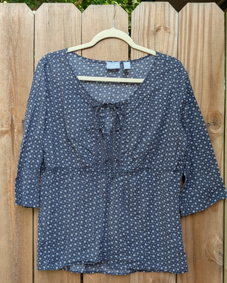 Canyon River Blues 海军蓝白色花卉图案 3/4 袖衬衫 — 第 3/4 张图片