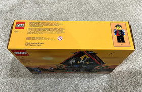 LEGO Majisto's Magical Workshop with Majisto and knight minifigures. Brand New