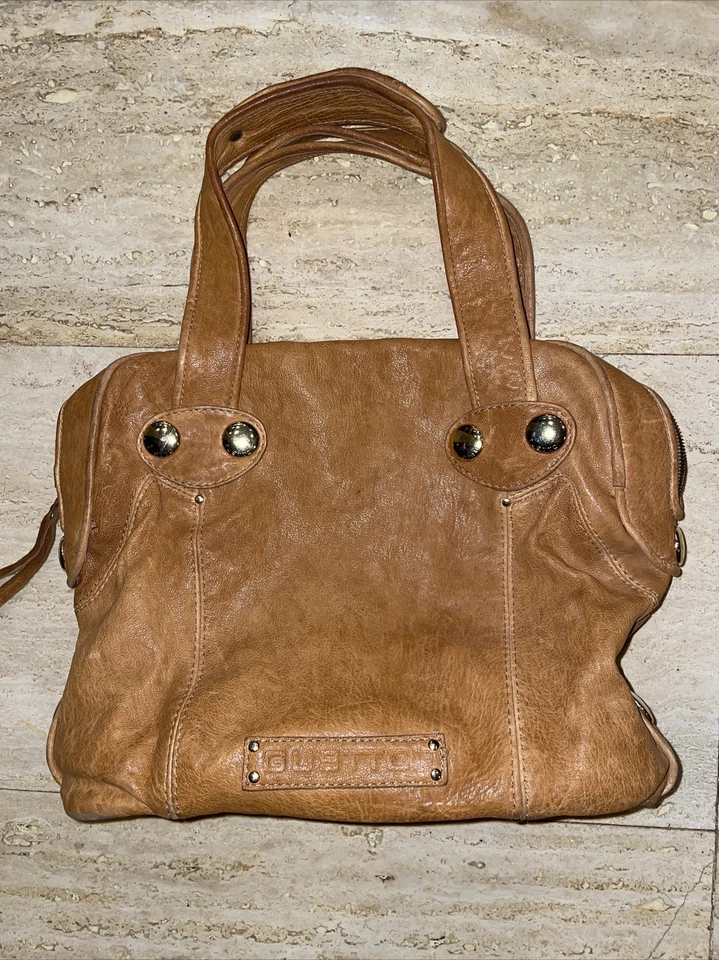 BOLSO DE MANO GUSTTO BOLSO DE CUERO TOSTADO COÑAC Botones Dorados 14x12x5” Foto 2 de 4