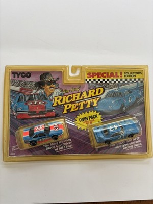 Richard Petty Twin Pack #43 Tyco HO scale 6994	1992 STP Pontiac, 1970 Superbird