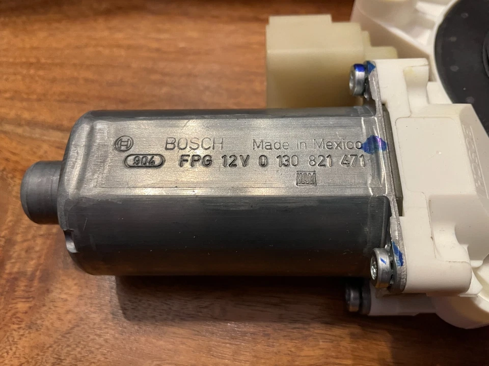 Chrysler Voyager RT 08- NEW GENUINE left front window motor 68030657AA 8C10 - Image 3 of 4