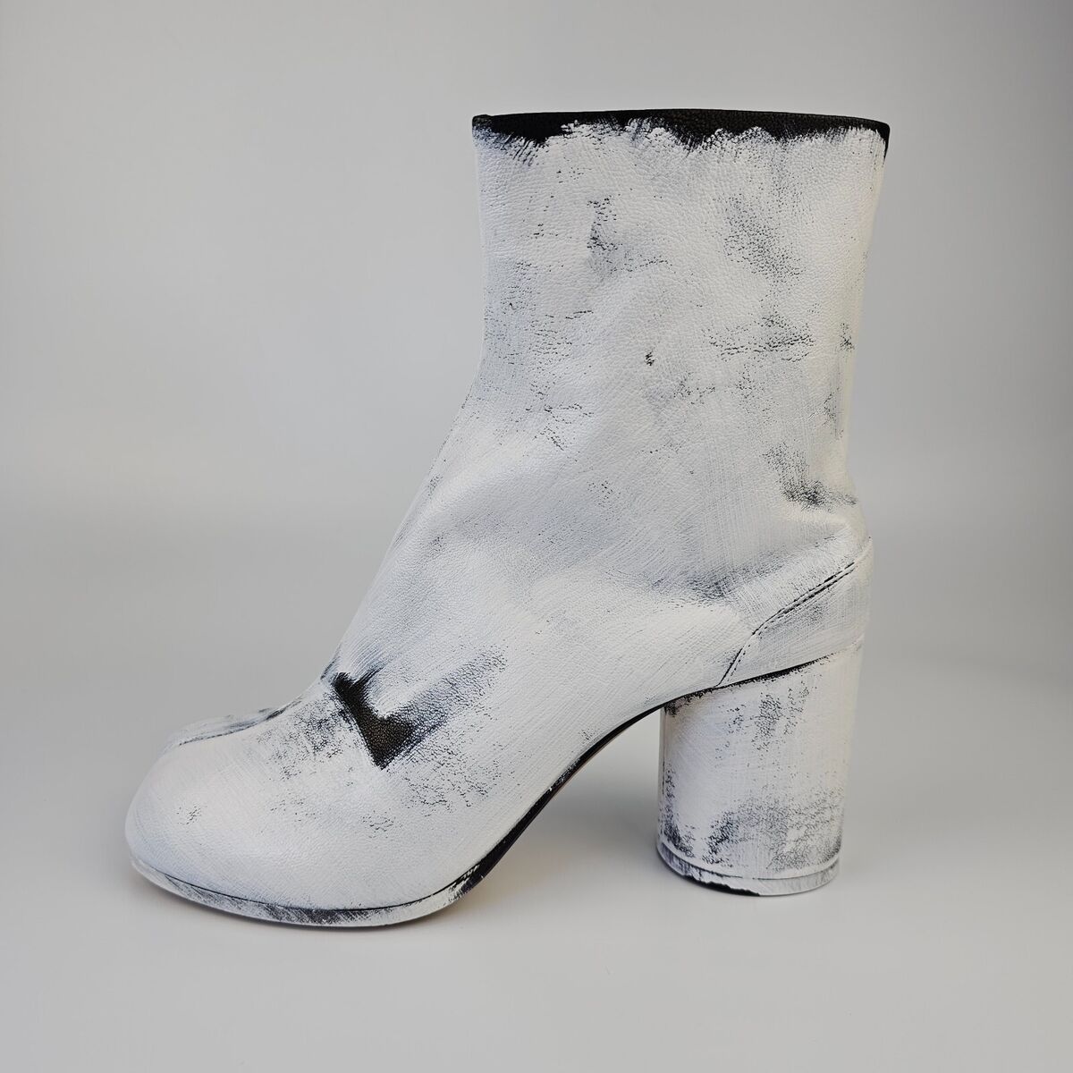 MAISON MARGIELA Tabi Bianchetto $1650 Black/White Leather MAISON MARGIELA Tabi Bianchetto $1650 Black/White Leather
