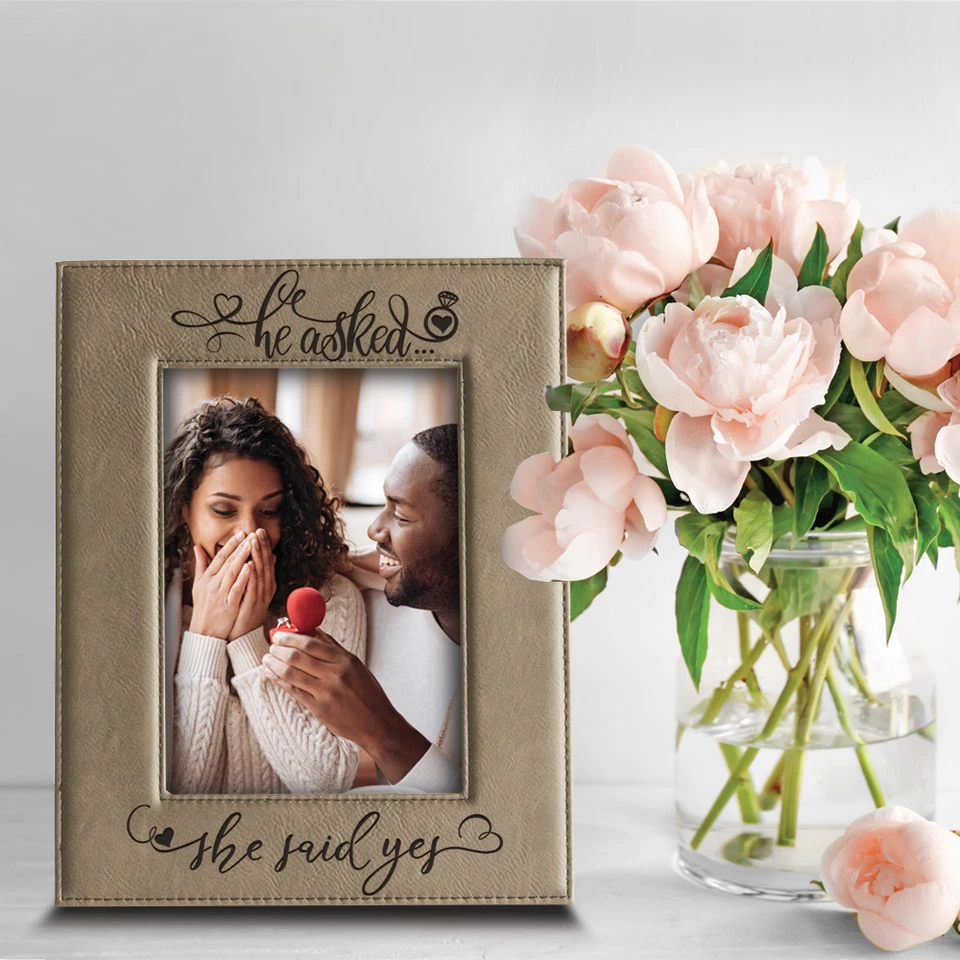 Bella Busta - Preguntó... Ella dijo SÍ - Marco de fotos de cuero de compromiso Foto 2 de 4