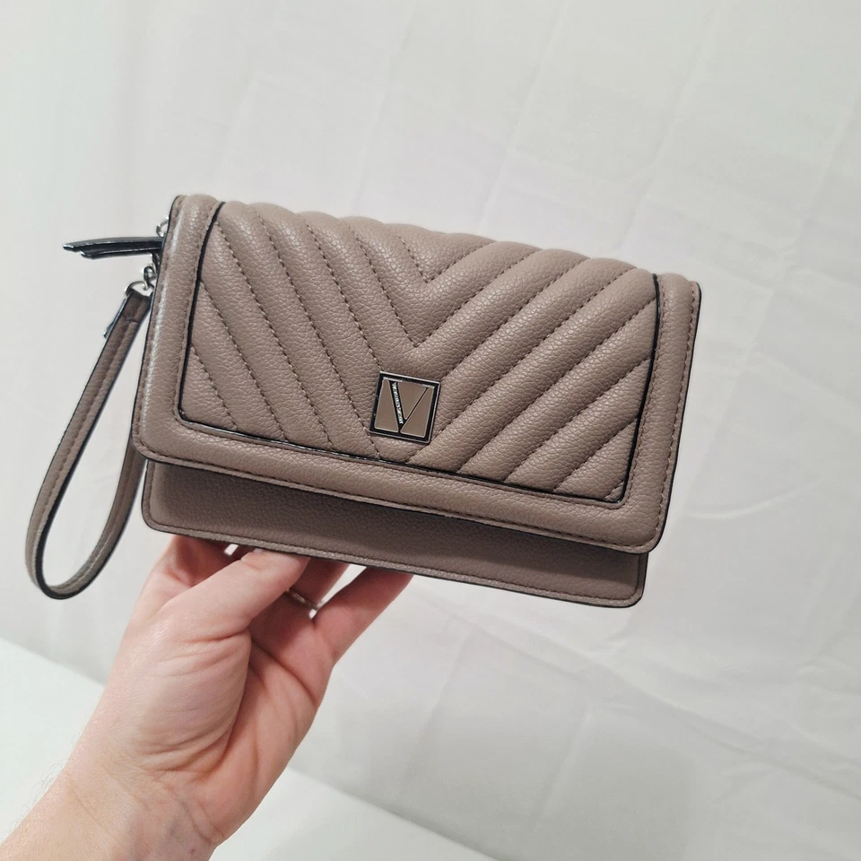 Cartera de muñeca Victoria’s Secret Victoria Tech acolchada sin asas tarjetero gris Foto 2 de 4