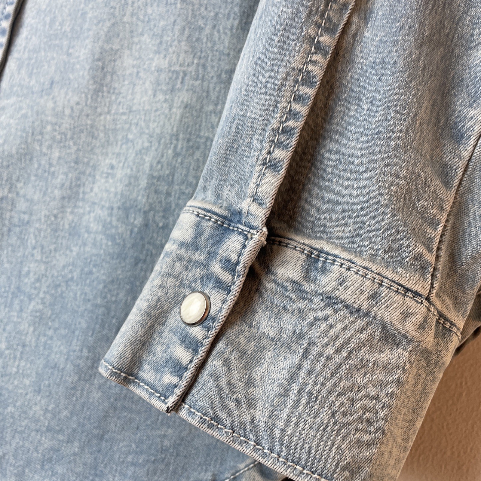 True Religion Women’s Light Bliss Wash Logo Georgia LS Denim Shirt S  RRP $149 image 5