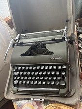 Olympia SM3 Green De Luxe Typewriter w Case WERKE AG. WILHELMSHAVEN West Germany thumbnail