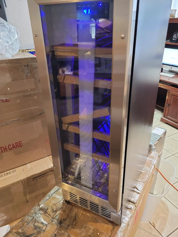 Enfriador de vino EdgeStar 12" W 18 botellas incorporado de una sola zona con puerta reversible - SS Foto 4 de 4