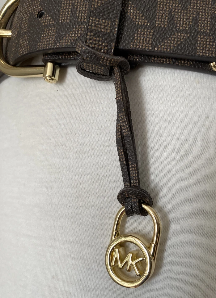 CINTURÓN MICHAEL KORS CHOCOLATE MK LOGO PLACA DE IDENTIFICACIÓN MK CON ENCANTO MK HEBILLA DORADA ¡GUAU! Foto 3 de 4