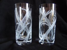 Coppia di bicchieri nuovi finemente incisi