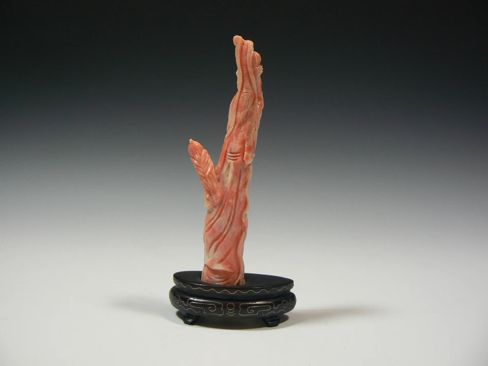 Antiguo coral tallado chino Kwan Yin y loro con incrustación de alambre base de madera Foto 3 de 4