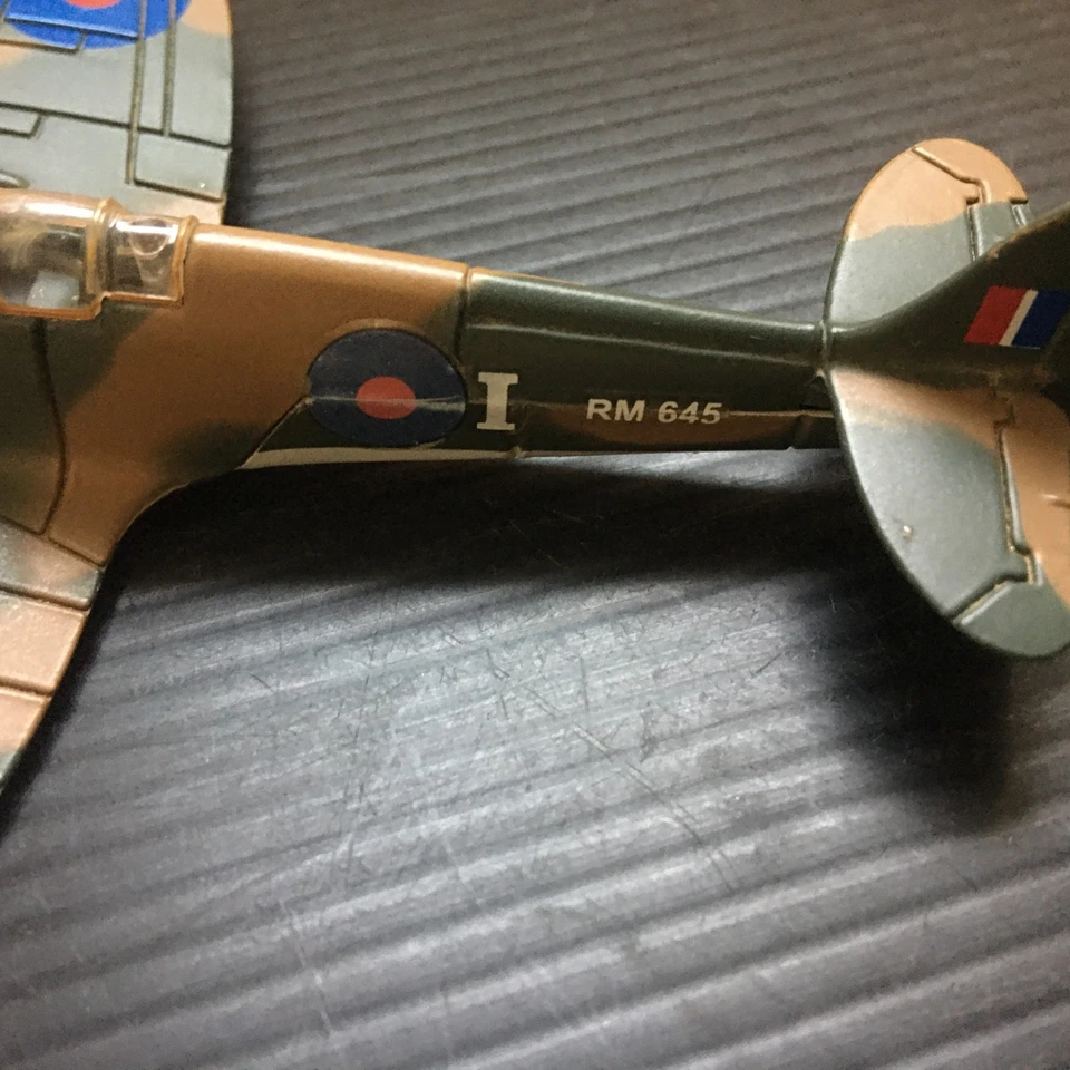 VTG Maisto 1:72 Supermarine Spitfire MK II Diecast Model Airplane RAF WWII RM645 - Image 3 of 4