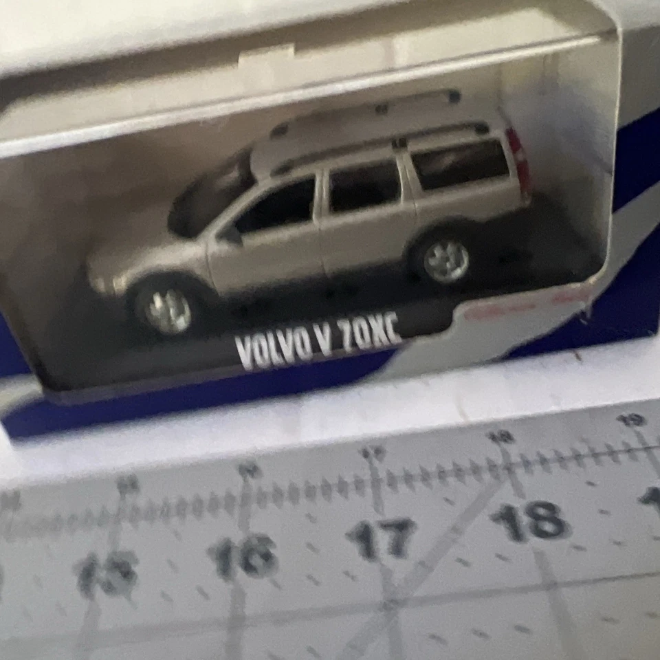 Minichamps 1/43 Volvo V70XC Scale Model Car w/Box - Image 4 of 4