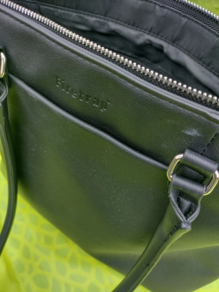 Bolso de Mano Firetrap - Negro Elegante con Bolsillo Lateral y Bolsillo Interior con Cremallera Foto 4 de 4