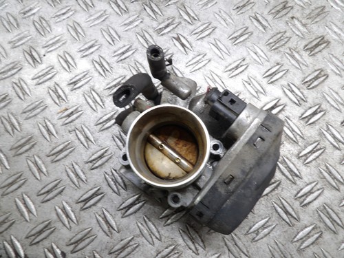 Audi A3 8L Drosselklappe 06A133062A Bj.2000 Nr.2