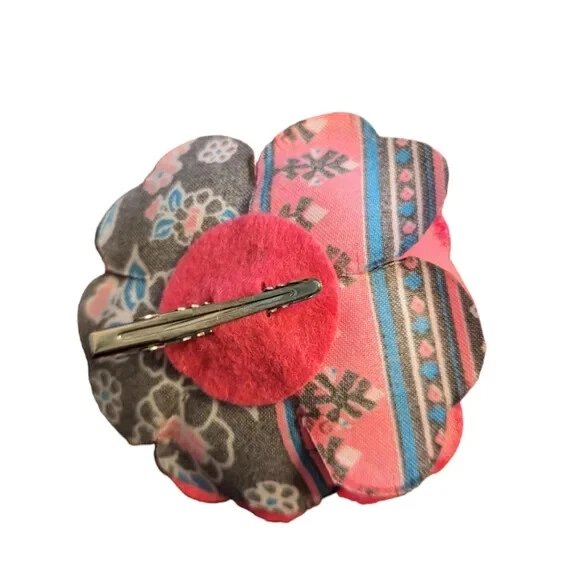 Accesorio de pinza de pelo con flores rosa y negro Foto 2 de 3