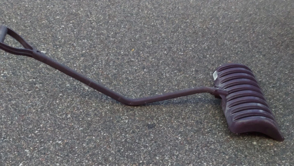 Easy Lifting Snow Shovel - Image 4 of 4