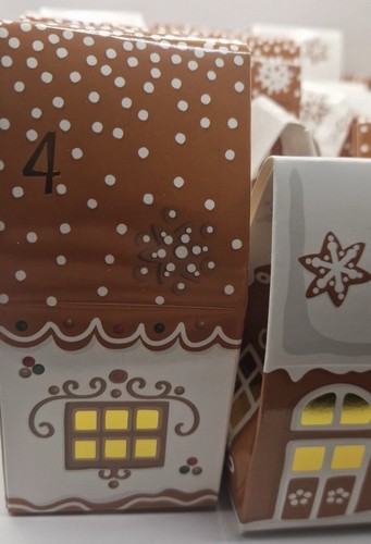 Adventskalender „Wichteldorf“ von Weltbild – 24 Häuschen mit 2 LED-Wichteln 🎅 - Bild 2 von 8