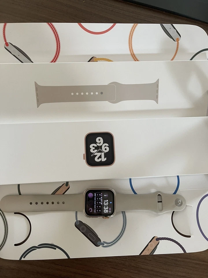 Apple Watch SE 40mm Aluminiumgehäuse-Gold mit Sportarmband in Weiß (GPS)..., Foto 2 von 5