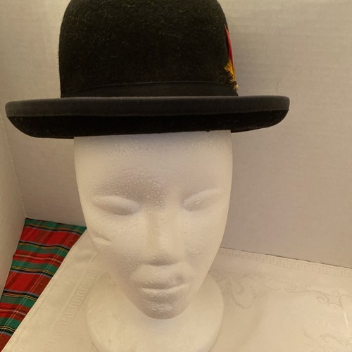 Wollfilz Bowler Hut, schwarz mit Ripsband und Federakzent. Made In USA - Bild 1 von 7