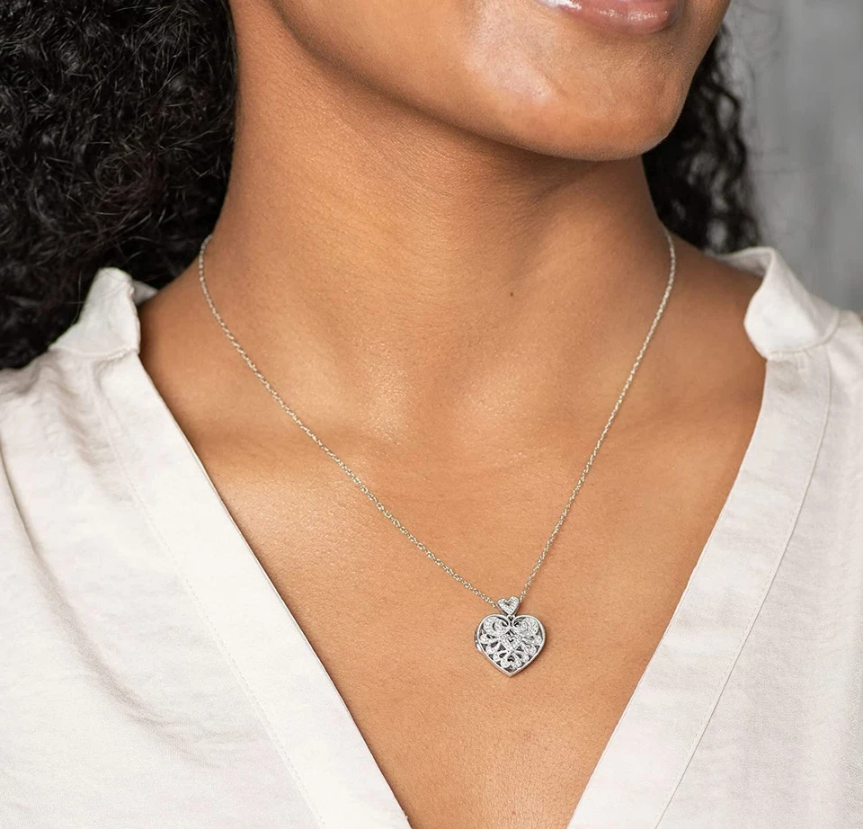 Colgante medallón vintage de diamantes de 1/10 quilates con corazón en plata de ley Foto 2 de 4