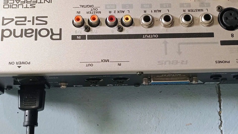 Roland SI-24 Studio Interface 56 kHz 24-bit in excellent condition  - Image 3 of 4