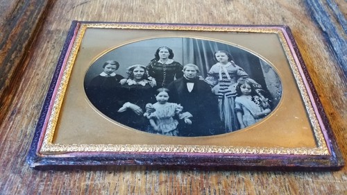 1850'S FINE ANTIQUE TINTED AMBROTYPE PHOTOGRAPH - FAMILY - HALF PLATE - Foto 6 di 8