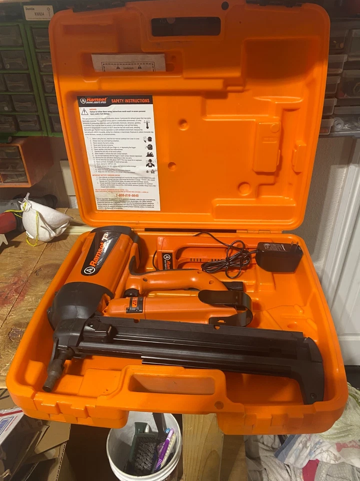 HERRAMIENTA DE FIJACIÓN DE GAS RAMSET T3 MAG CON CARGADOR, 2 baterías y estuche. Ligeramente usado. Foto 3 de 4