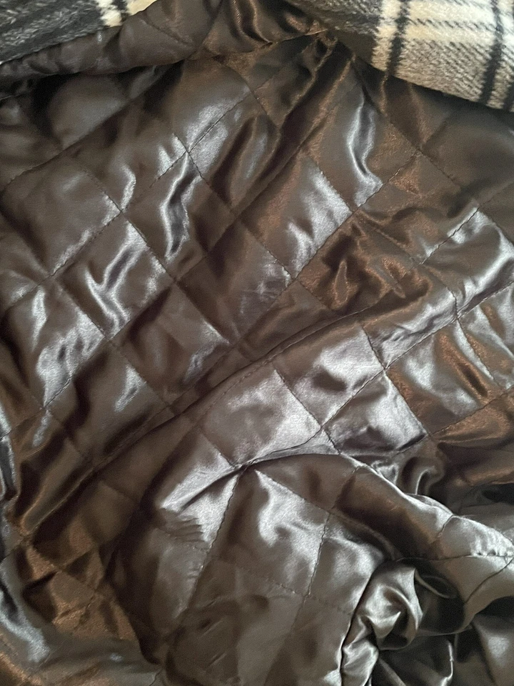 Chaqueta grande Guess Los Angeles para mujer blanca y negra a cuadros con cremallera Foto 2 de 4