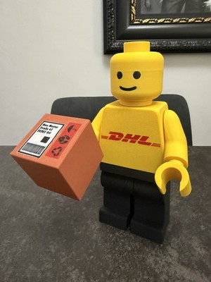 DHL Zusteller Ziegelmann Figur - Kurierarbeiter Sammlerstück - Schreibtischaufsteller
