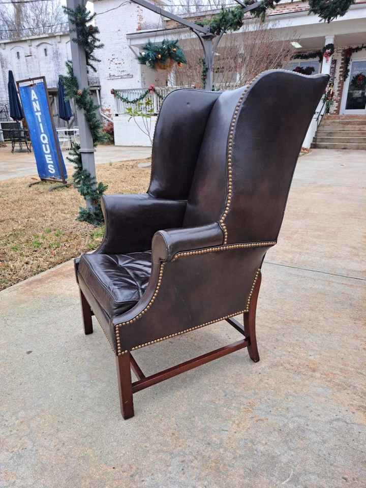  Silla inglesa de cuero con respaldo alado 20thc  Foto 2 de 4