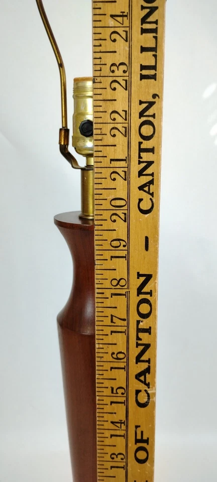 Par de lámparas de mesa danesas modernas de latón nogal torneadas de madera años 60 MCM Foto 3 de 4