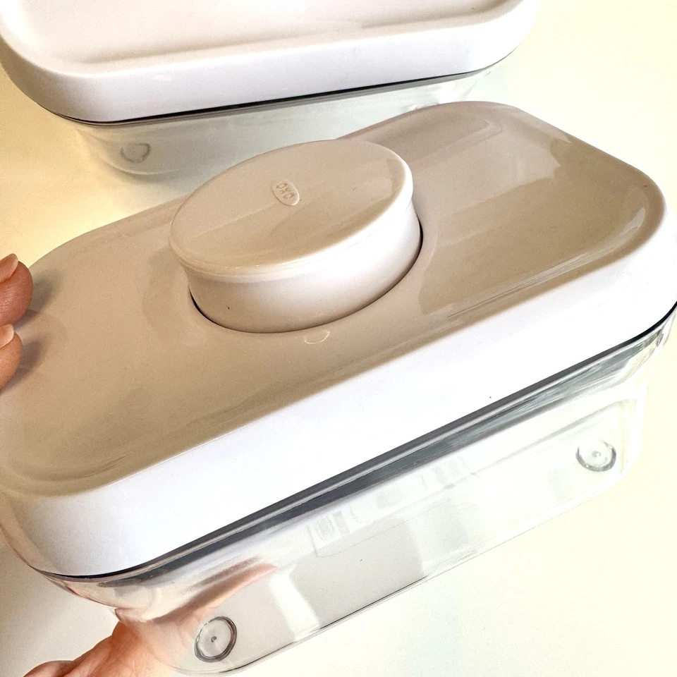 Contenedor de almacenamiento rectangular de grado alimenticio OXO Pop, sin BPA, paquete de 2, 0,5 cuartos/L Foto 2 de 4