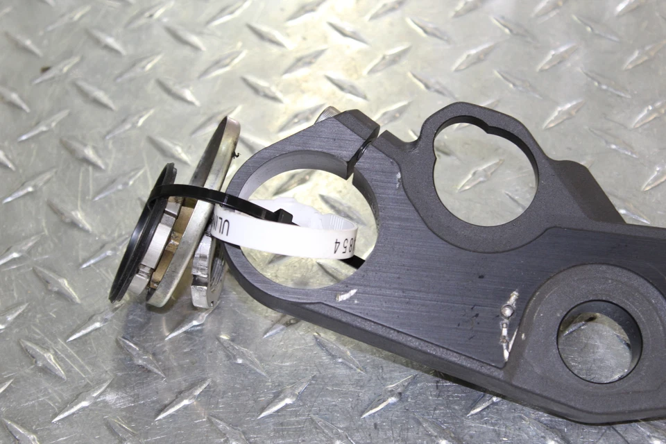 2006 SUZUKI GSXR750 FORKS UPPER TRIPLE TREE CLAMP - Image 2 of 4