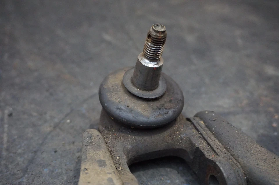 Brazo de palanca de control de suspensión inferior delantero derecho 104401 Ferrari 308 GTSi 1980 Foto 2 de 4