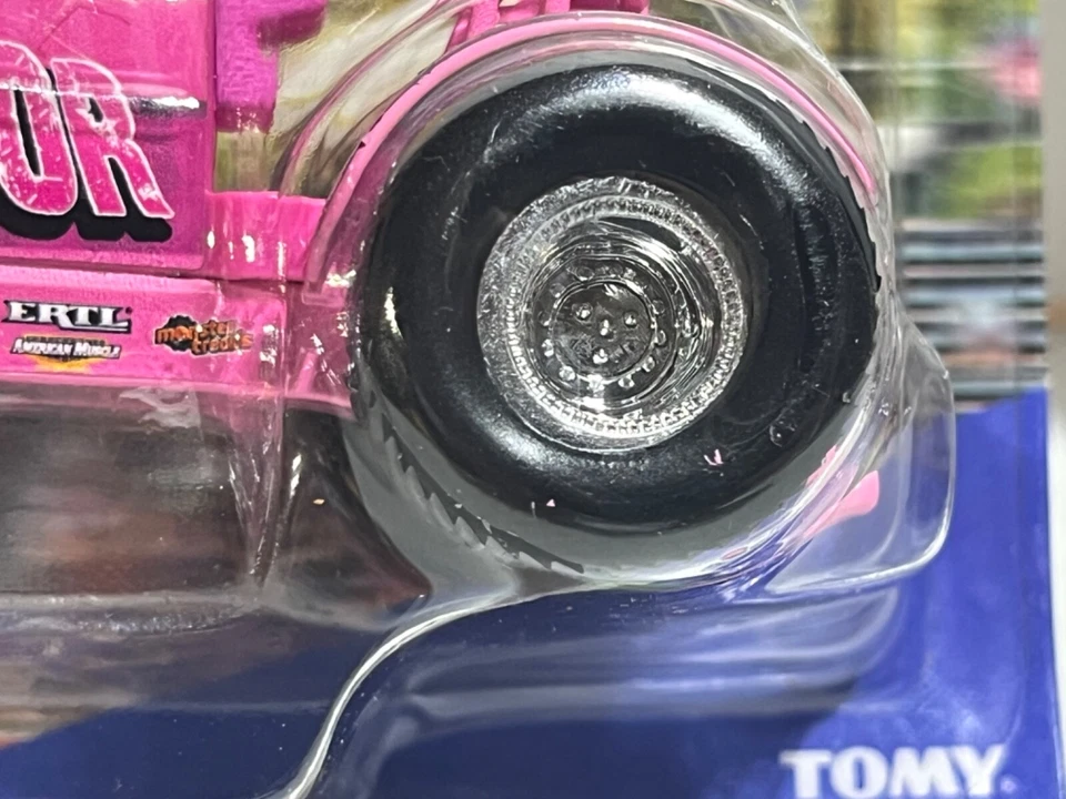 Tractor de tracción New Holland Pink Survivor con trineo de trabajo escala 1/64 de Ertl Foto 4 de 4